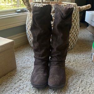 Women’s Simple Brrlin moccasin boots. Brown suede size 9.
